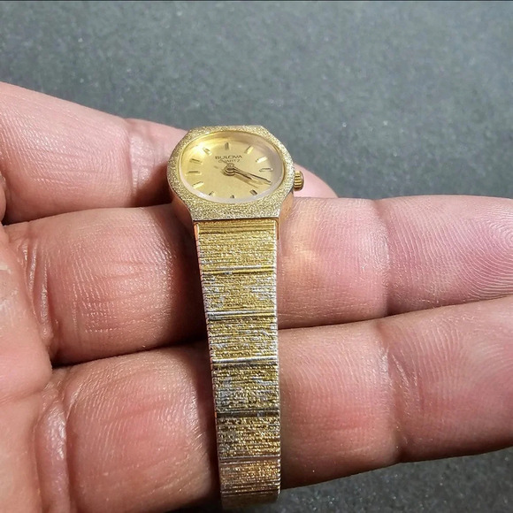 Vintage Bulova P8 Ladies Gold Tone Quartz Cocktail Watch Working - Picture 2 of 10